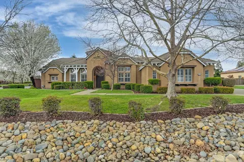 9266 Seabiscuit Ln, Elk Grove, CA 95624