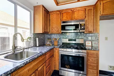 Kitchen - 8271 Dalkeith Way, Antelope, CA 95843 photo 4 of 7