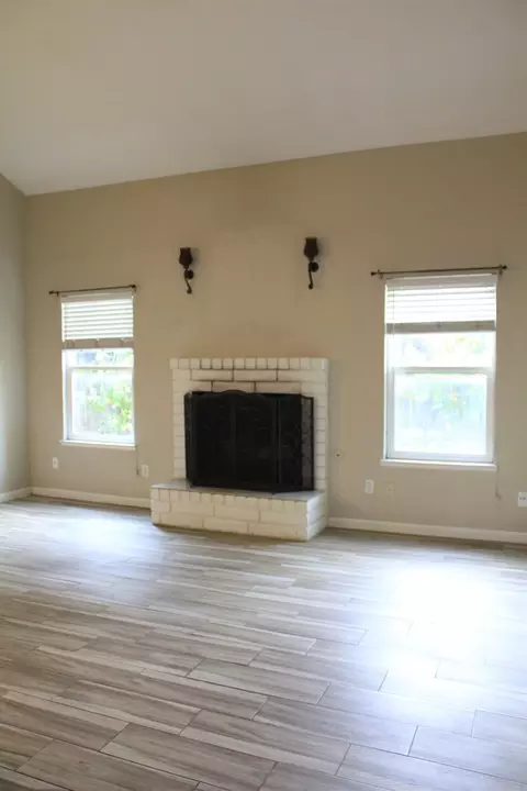 Living - 3104 Golden Eagle Ln, Modesto, CA 95356 photo 3 of 4