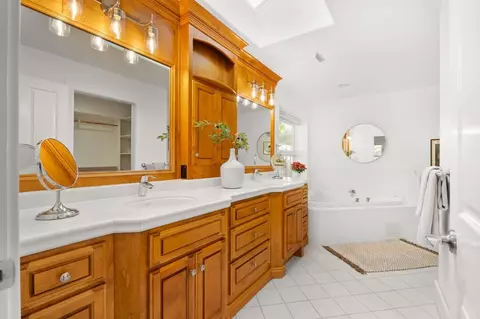 Bath - 1825 Glenn Pl, Davis, CA 95616 photo 2 of 11