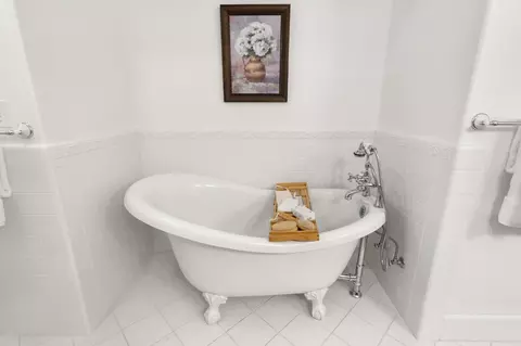 Bath - 1825 Glenn Pl, Davis, CA 95616 photo 7 of 11