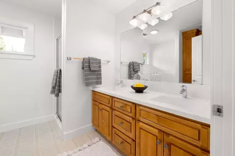 Bath - 1825 Glenn Pl, Davis, CA 95616 photo 9 of 11