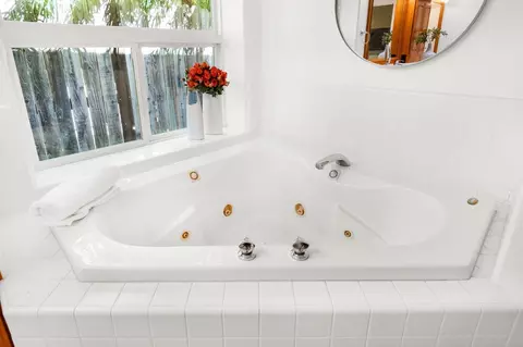 Bath - 1825 Glenn Pl, Davis, CA 95616 photo 4 of 11