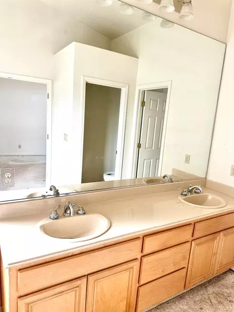Bath - 3808 Chedworth Ln, Modesto, CA 95355 photo 2 of 4