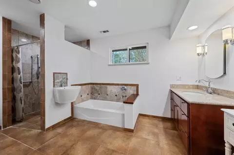 Bath - 4024 Marlow Ct, Carmichael, CA 95608 photo 4 of 5