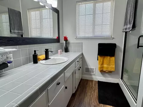 Bath - 930 Montmartre Dr, Modesto, CA 95355 photo 1 of 3