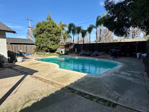 Exterior - 930 Montmartre Dr, Modesto, CA 95355 photo 4 of 6
