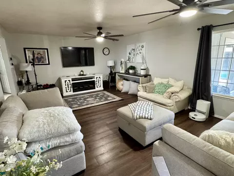 Living - 930 Montmartre Dr, Modesto, CA 95355 photo 2 of 4