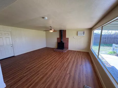 Living - 2212 Whitcomb Way, Modesto, CA 95350 photo 2 of 5