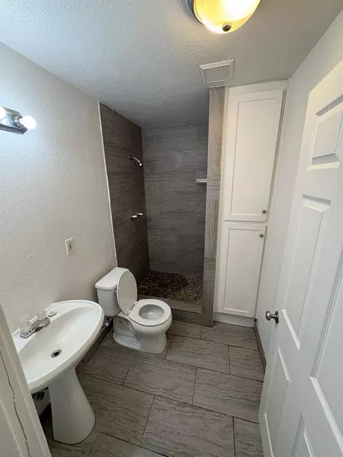 Bath - 2212 Whitcomb Way, Modesto, CA 95350 photo 2 of 2