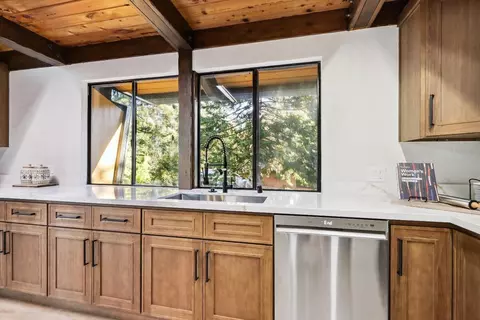 Kitchen - 11064 Meyer Way, Grass Valley, CA 95949 photo 3 of 10