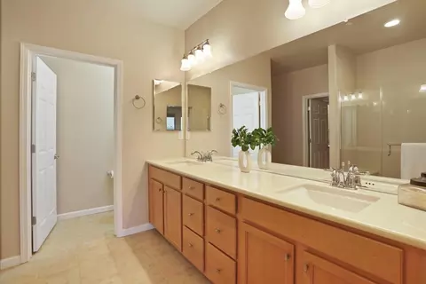 Bath - 2681 Roseberry Ave, Manteca, CA 95336 photo 1 of 3