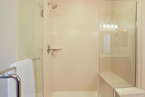 Bath - 2681 Roseberry Ave, Manteca, CA 95336 photo 2 of 3