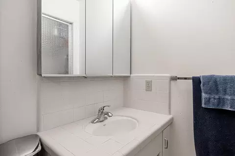 Bath - 312 S 7th St, Patterson, CA 95363 photo 1 of 2