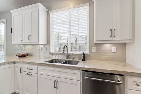 Kitchen - 2157 Red Setter Rd, Rocklin, CA 95765 photo 7 of 8