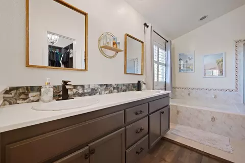Bath - 932 Spring Brook Ct, Modesto, CA 95351 photo 2 of 4