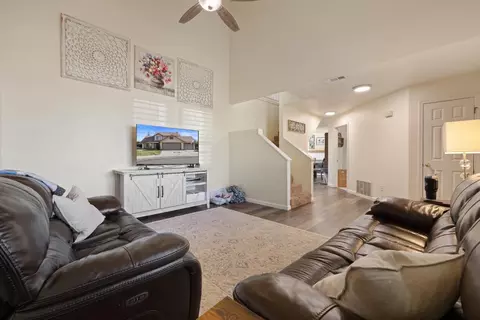 Entry Way - 932 Spring Brook Ct, Modesto, CA 95351 photo 3 of 9