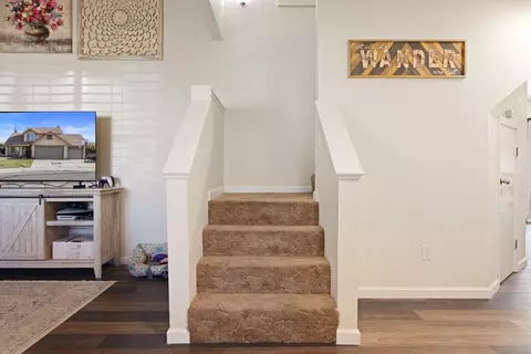 Entry Way - 932 Spring Brook Ct, Modesto, CA 95351 photo 6 of 9