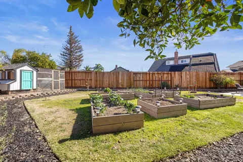 Exterior - 932 Spring Brook Ct, Modesto, CA 95351 photo 7 of 8