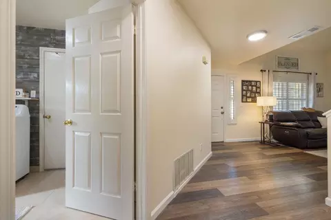 Entry Way - 932 Spring Brook Ct, Modesto, CA 95351 photo 4 of 9