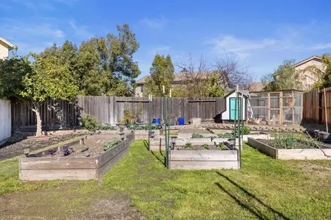 Exterior - 932 Spring Brook Ct, Modesto, CA 95351 photo 6 of 8