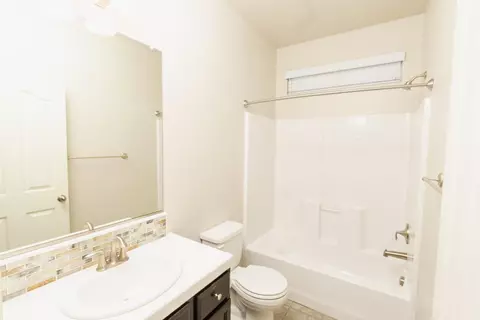 Bath - 4310 Bixby Way, Merced, CA 95348 photo 2 of 9