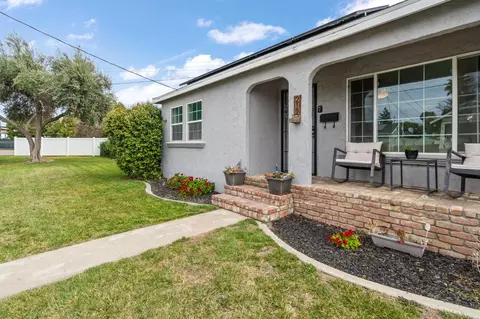 Exterior - 212 N Walnut Ave, Ripon, CA 95366 photo 4 of 11