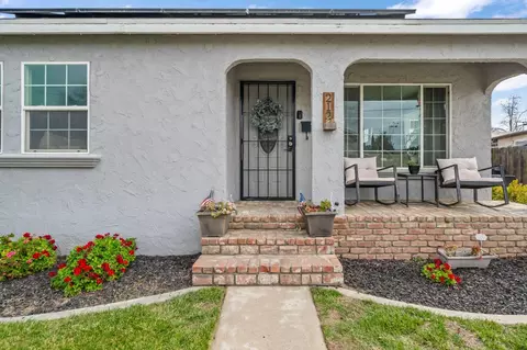 Exterior - 212 N Walnut Ave, Ripon, CA 95366 photo 5 of 11