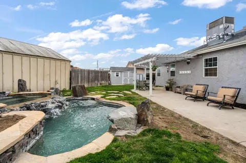 Exterior - 212 N Walnut Ave, Ripon, CA 95366 photo 10 of 11