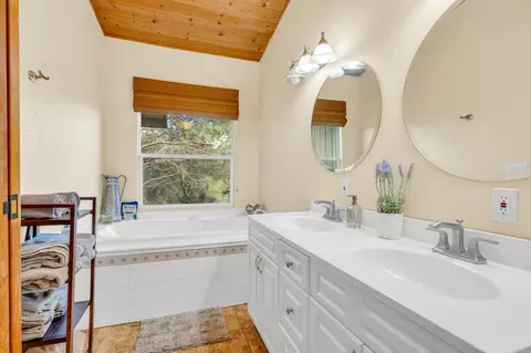 Bath - 2690 Willow Creek Trl, Cool, CA 95614 photo 2 of 5