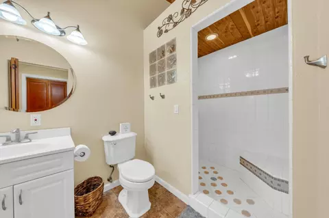 Bath - 2690 Willow Creek Trl, Cool, CA 95614 photo 4 of 5