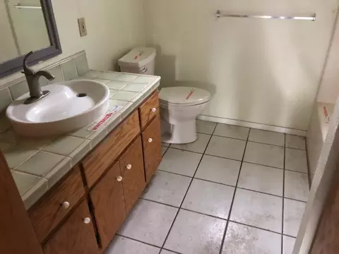 Bath - 22532 Longeway Rd, Sonora, CA 95370 photo 2 of 3