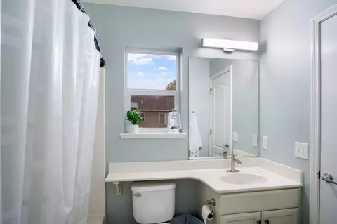 Bath - 4145 Pathway Ln, Turlock, CA 95382 photo 2 of 4