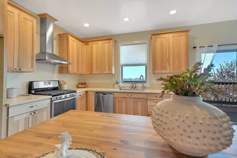 Kitchen - 135 Hillside Pl, Jackson, CA 95642 photo 6 of 8