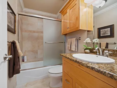 Bath - 1024 5th St, Davis, CA 95616 photo 2 of 4