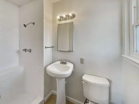 Bath - 5735 Hesper Way, Carmichael, CA 95608 photo 2 of 2