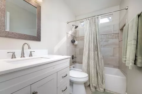 Bath - 17293 Perimeter Rd, Grass Valley, CA 95949 photo 3 of 4