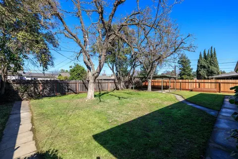Exterior - 701 Meadowlark Dr, Turlock, CA 95382 photo 6 of 16