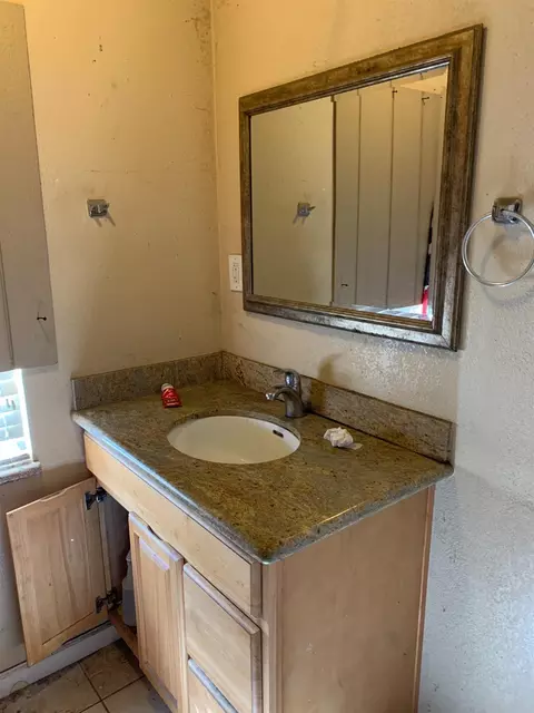 Bath - 6436 Elder Creek Rd, Sacramento, CA 95824 photo 2 of 3