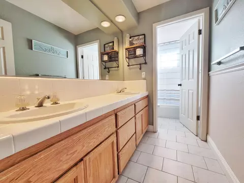 Bath - 971 Ranch Rd, Galt, CA 95632 photo 7 of 10