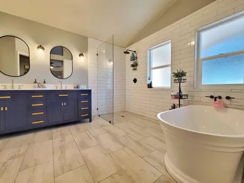 Bath - 971 Ranch Rd, Galt, CA 95632 photo 1 of 10