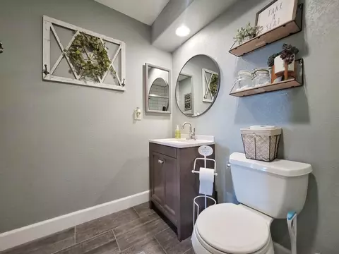 Bath - 971 Ranch Rd, Galt, CA 95632 photo 10 of 10