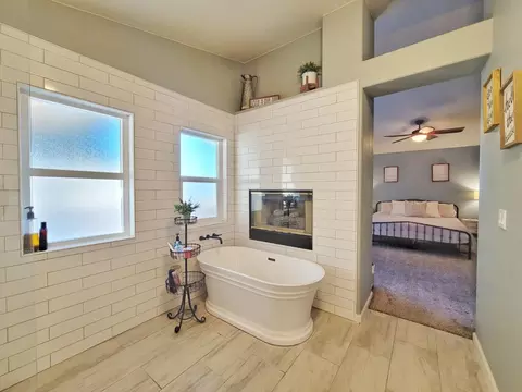 Bath - 971 Ranch Rd, Galt, CA 95632 photo 6 of 10