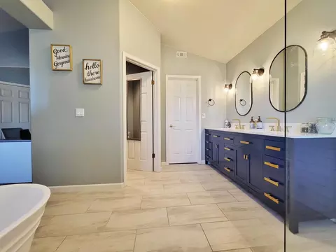 Bath - 971 Ranch Rd, Galt, CA 95632 photo 3 of 10