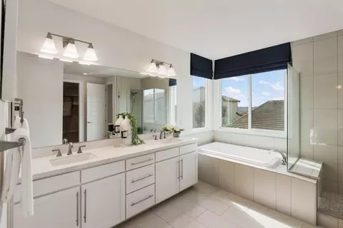 Bath - 2544 Avalon Ln, Manteca, CA 95337 photo 2 of 3