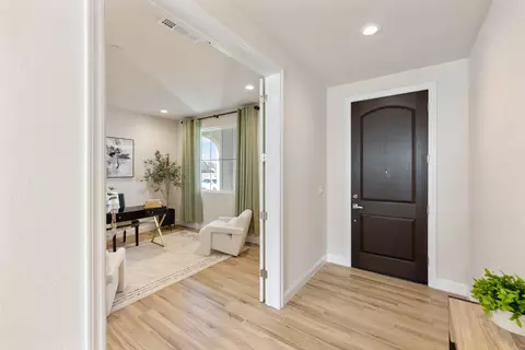 Entry Way - 2544 Avalon Ln, Manteca, CA 95337 photo 2 of 4