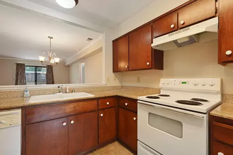 Kitchen - 2401 Eilers Ln #805, Lodi, CA 95242 photo 3 of 6