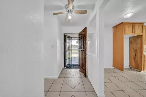 Entry Way - 2809 Mockingbird Dr, Ceres, CA 95307 photo 2 of 7