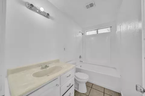 Bath - 2809 Mockingbird Dr, Ceres, CA 95307 photo 1 of 2