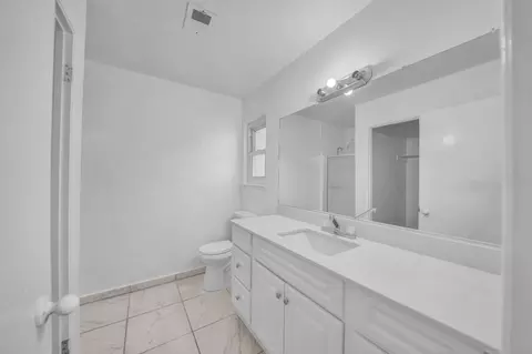 Bath - 2809 Mockingbird Dr, Ceres, CA 95307 photo 2 of 2